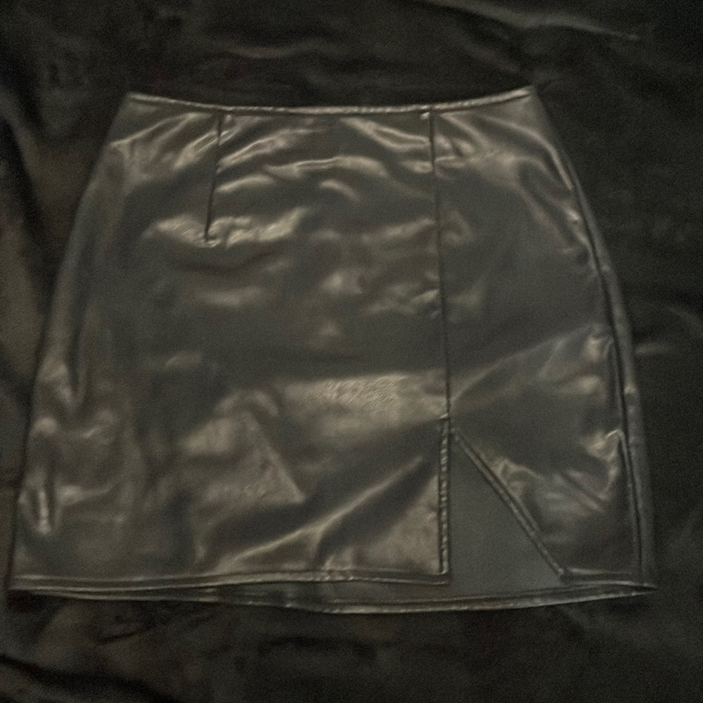 Black faux leather slit skirt